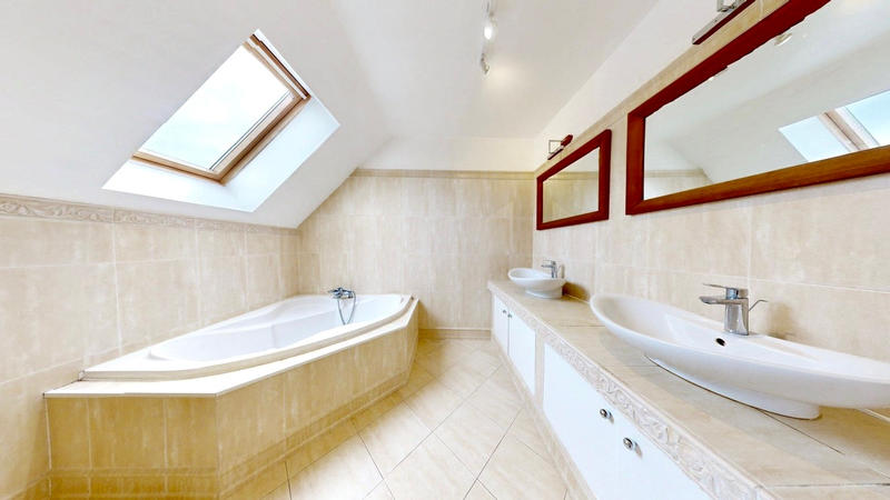 Maison - 224 m² - 6 pièces