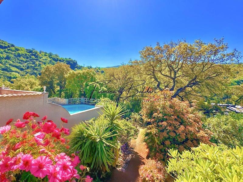 Maison - 269 m² - 7 pièces