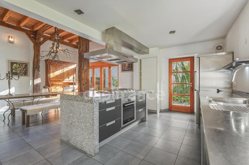 Maison - 328 m² - 8 pièces