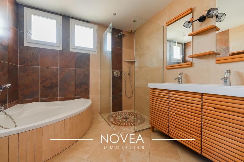 Maison traditionnelle - 141 m² - 6 pièces