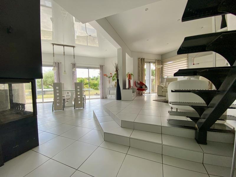 Maison contemporaine - 370 m² - 6 pièces