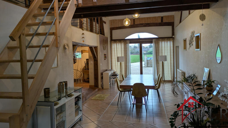 Maison - 240 m² - 9 pièces