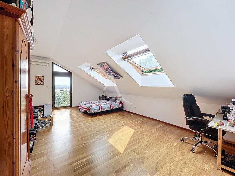 Maison - 225 m² - 8 pièces