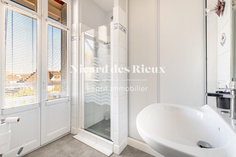 Maison - 180 m² - 8 pièces