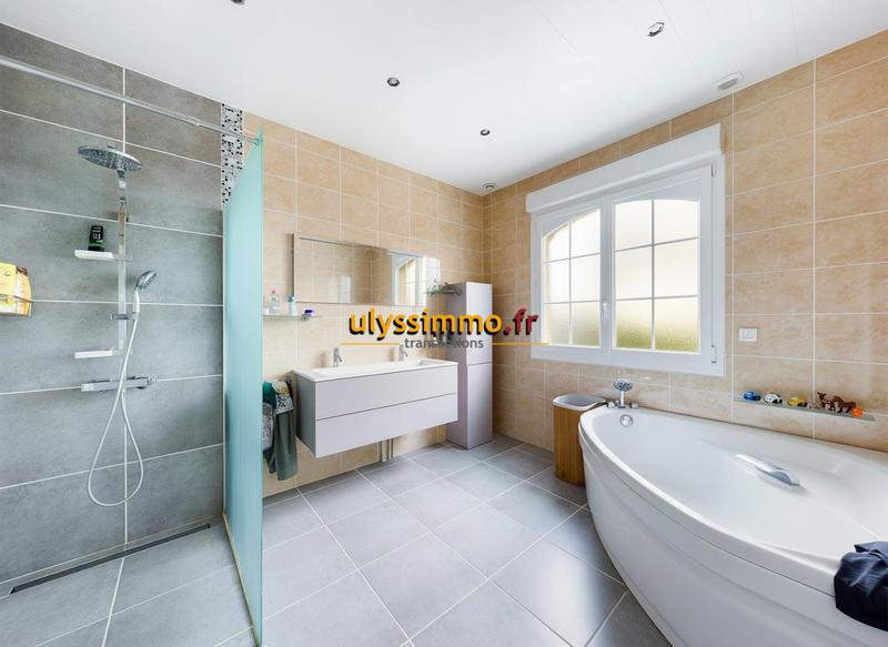 Maison - 214 m² - 9 pièces