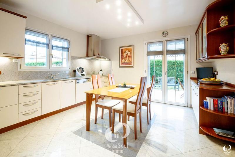 Maison traditionnelle - 274 m² - 8 pièces