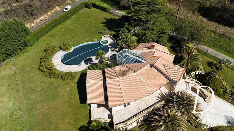 Maison - 238 m² - 8 pièces