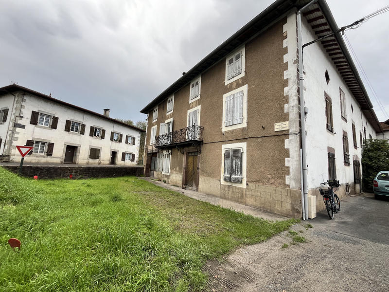 Maison - 350 m² - 12 pièces