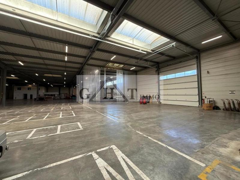 Entrepôt - 2 700 m²
