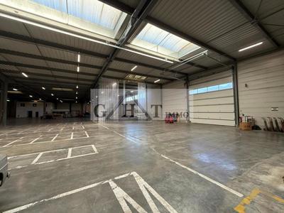 Entrepôt - 2 700 m²