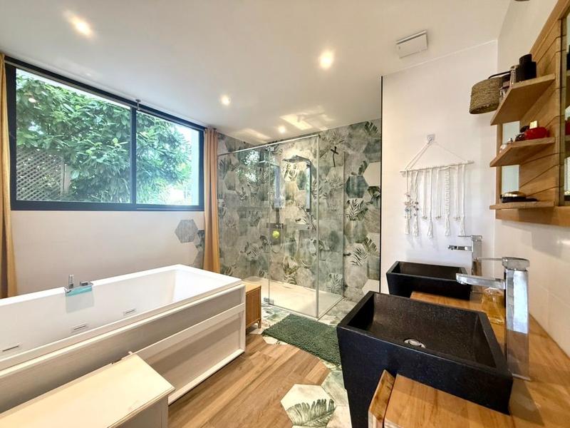 Maison - 220 m² - 6 pièces