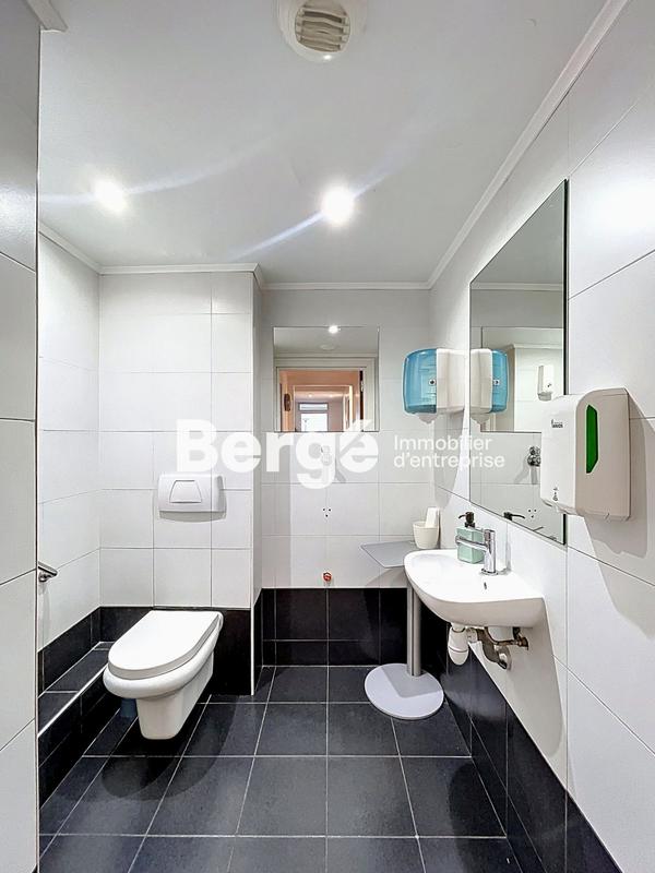 Local commercial - 235 m² - 18 pièces