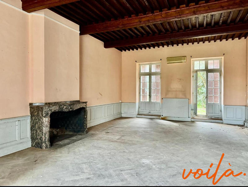 Maison - 1 983 m² - 40 pièces