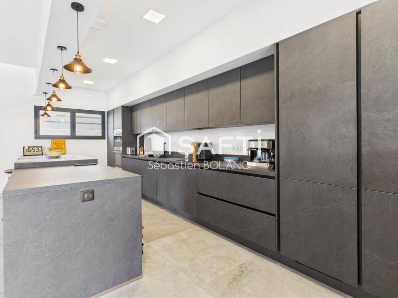 Maison - 250 m² - 6 pièces