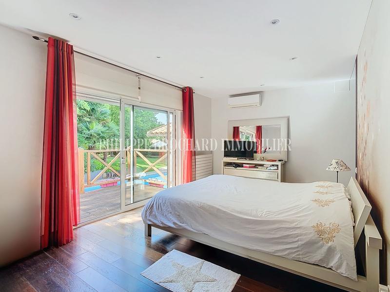 Maison contemporaine - 246 m² - 9 pièces