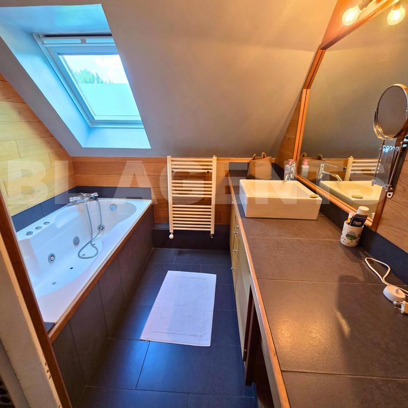 Maison traditionnelle - 200 m² - 8 pièces