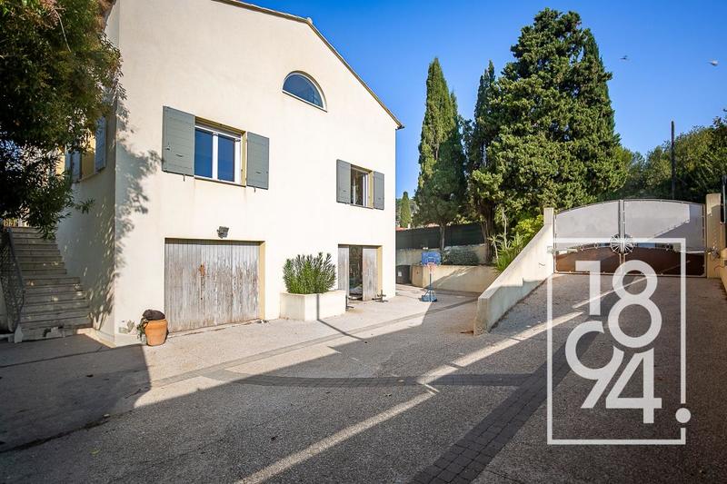 Maison - 300 m² - 6 pièces