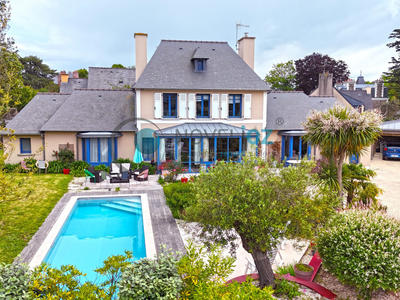 Maison - 225 m² - 9 pièces