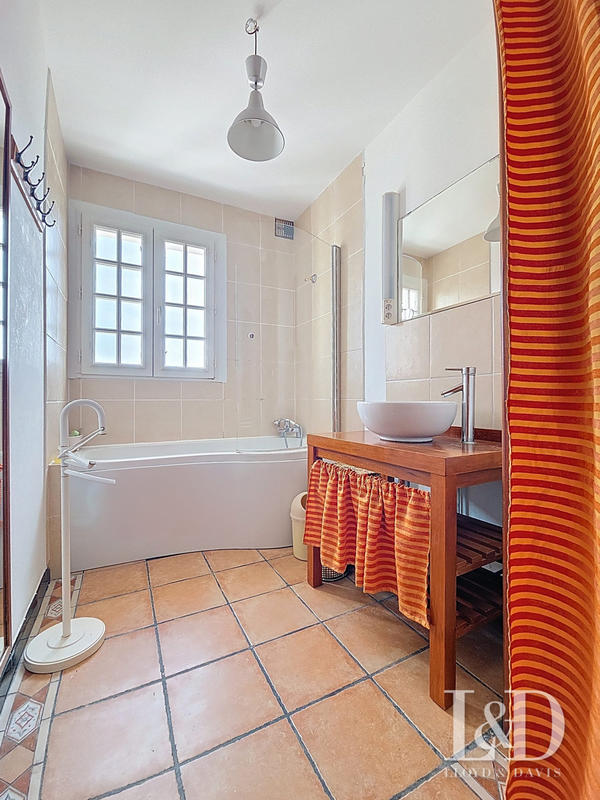 Maison - 230 m² - 8 pièces