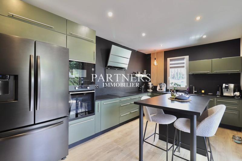 Maison - 300 m² - 10 pièces