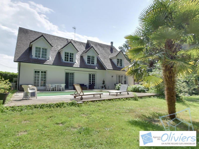 Maison traditionnelle - 270 m² - 9 pièces