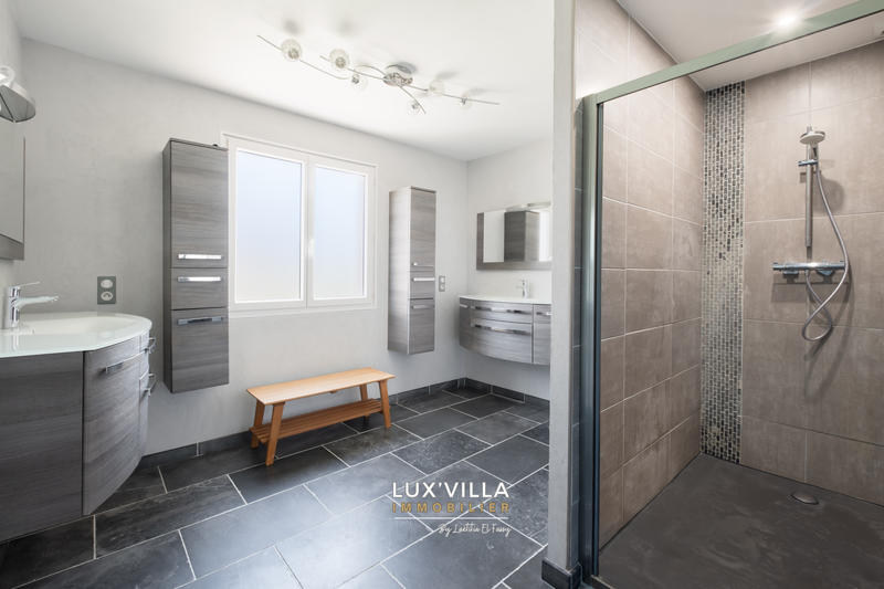 Maison - 251 m² - 8 pièces