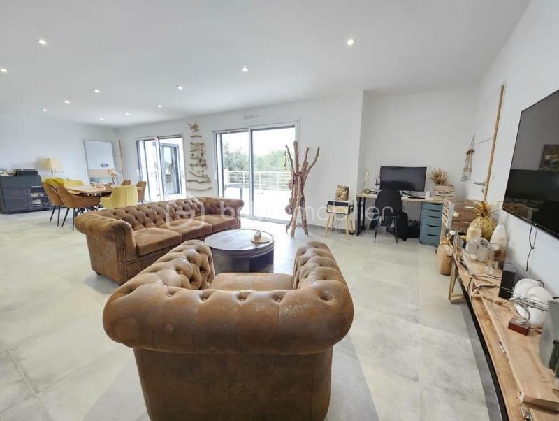 Maison - 210 m² - 10 pièces