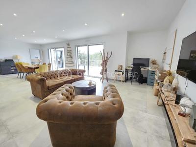 Maison - 210 m² - 10 pièces