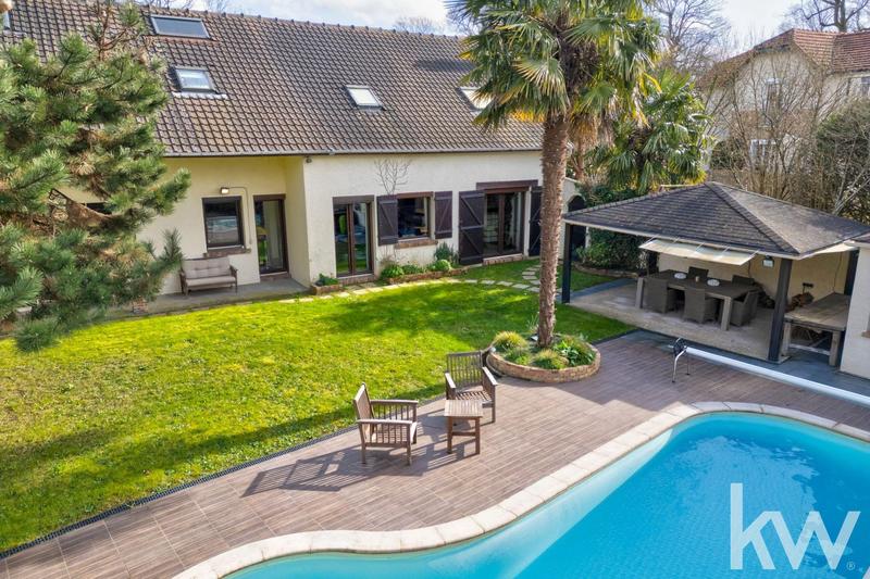 Maison - 288 m² - 12 pièces