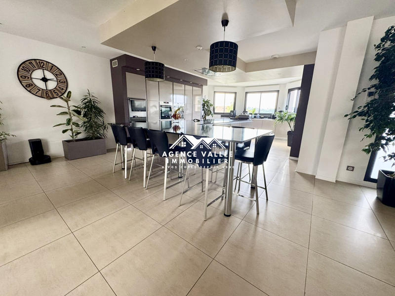 Maison - 280 m² - 8 pièces