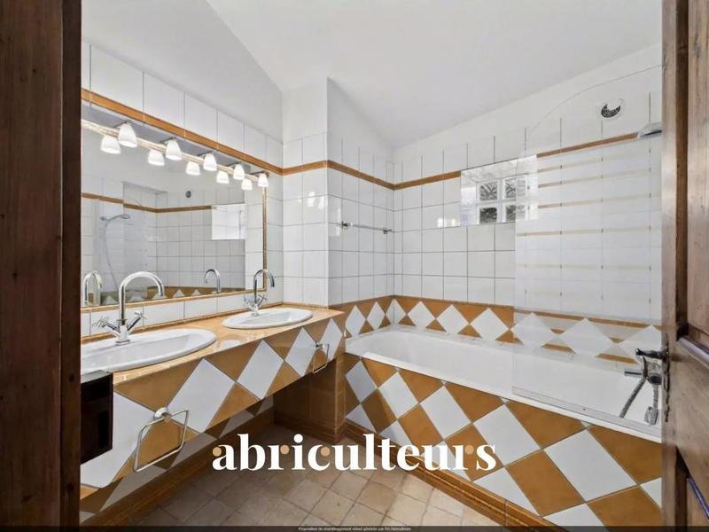 Mas - 345 m² - 11 pièces