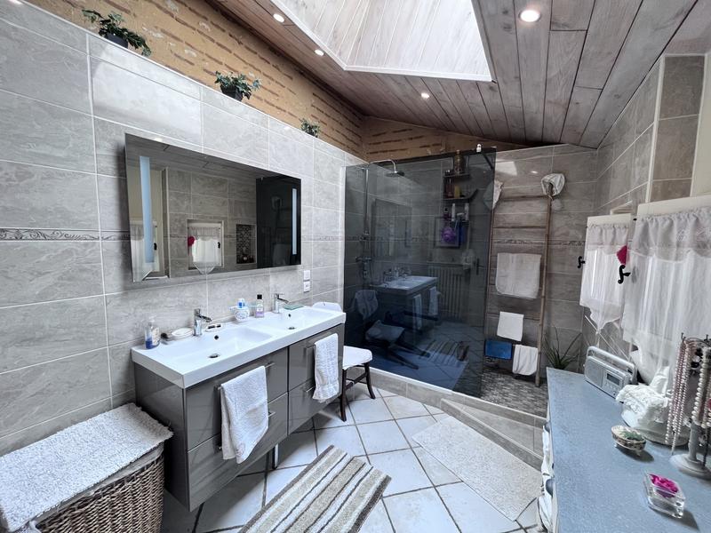 Maison traditionnelle - 240 m² - 6 pièces