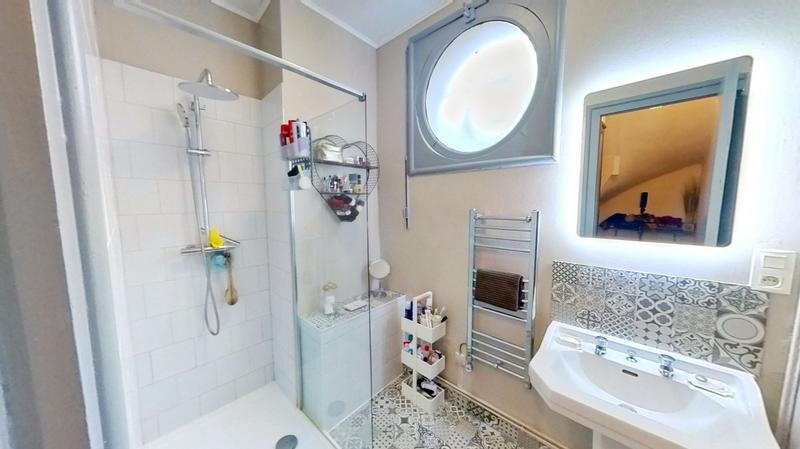 Maison traditionnelle - 183 m² - 10 pièces