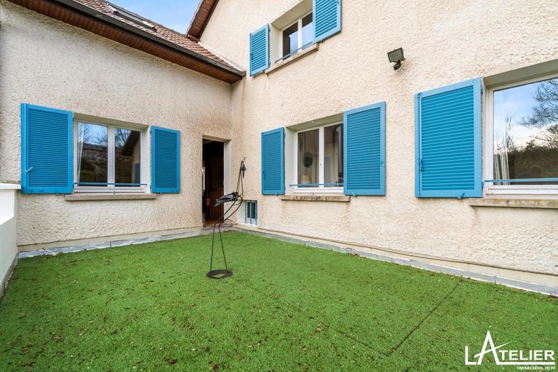 Maison - 230 m² - 8 pièces
