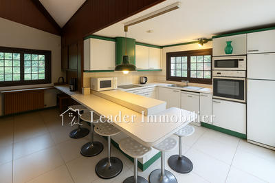 Maison - 300 m² - 7 pièces