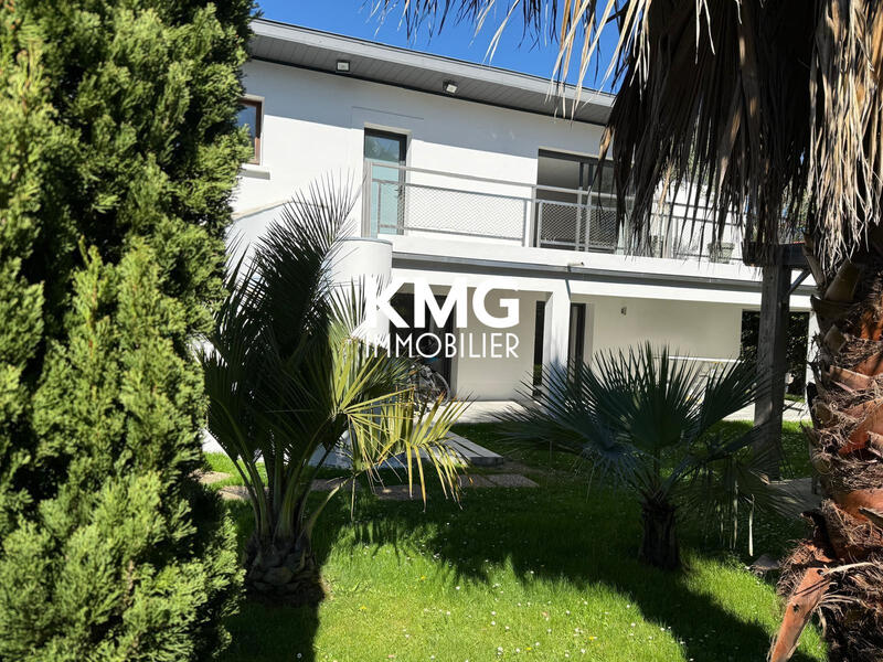 Maison traditionnelle - 210 m² - 9 pièces