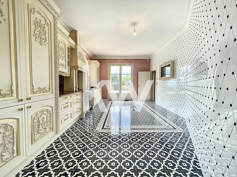 Villa - 548 m² - 22 pièces