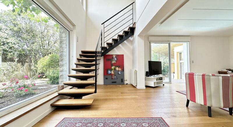 Maison - 221 m² - 7 pièces