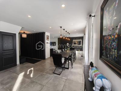 Maison traditionnelle - 251 m² - 7 pièces