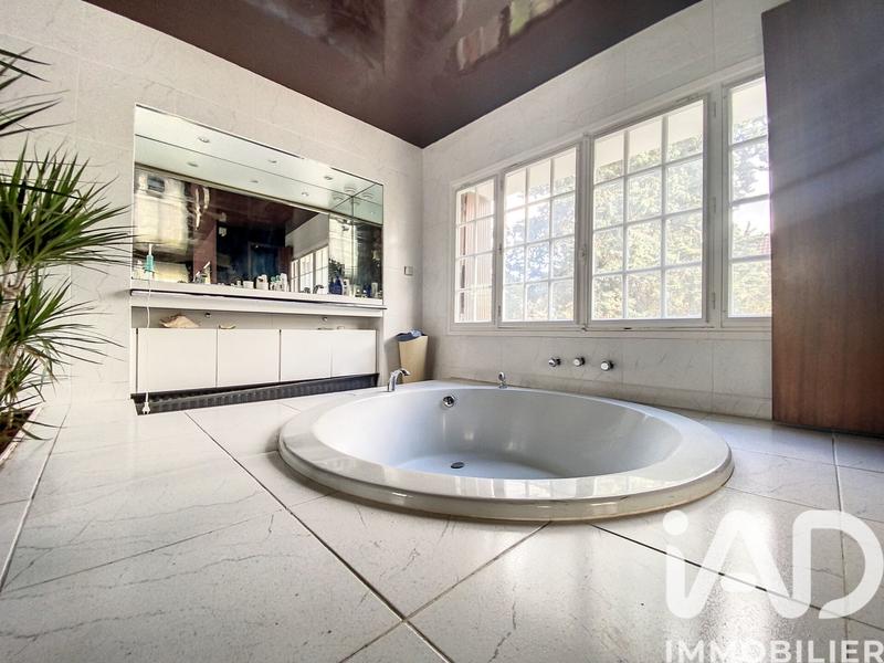 Maison - 287 m² - 9 pièces