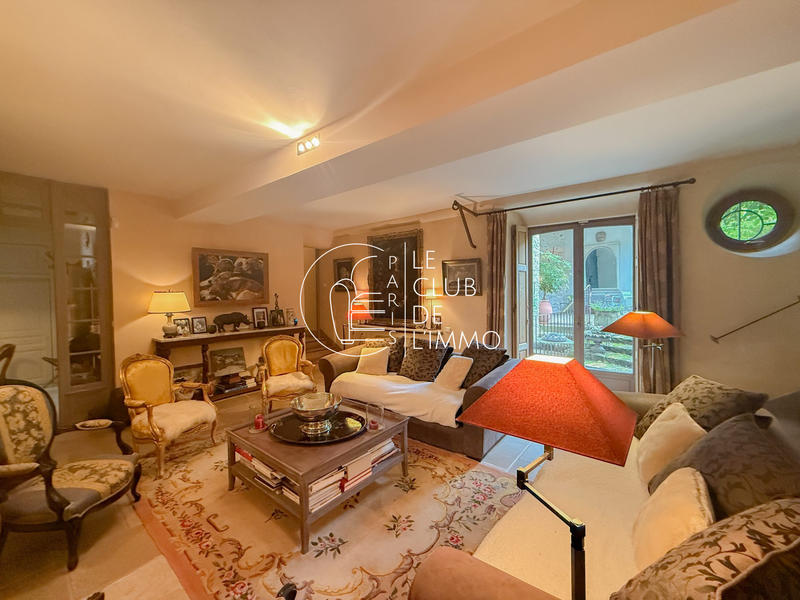 Maison - 280 m² - 10 pièces