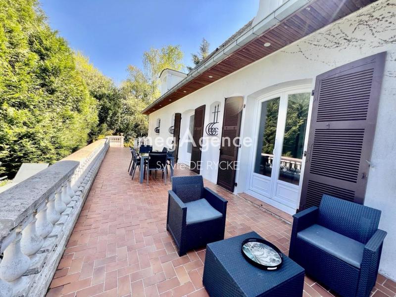 Maison - 202 m² - 7 pièces