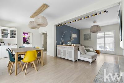 Maison - 212 m² - 9 pièces