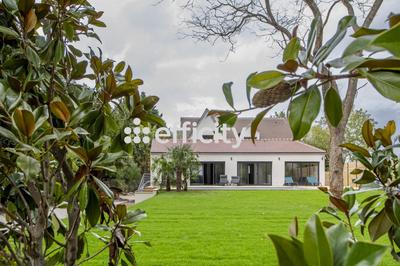 Maison - 330 m² - 9 pièces