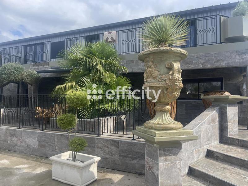 Maison - 550 m² - 5 pièces