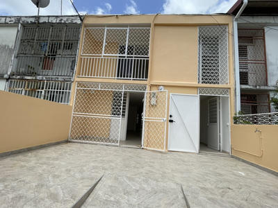 Local commercial - 100 m² - 5 pièces