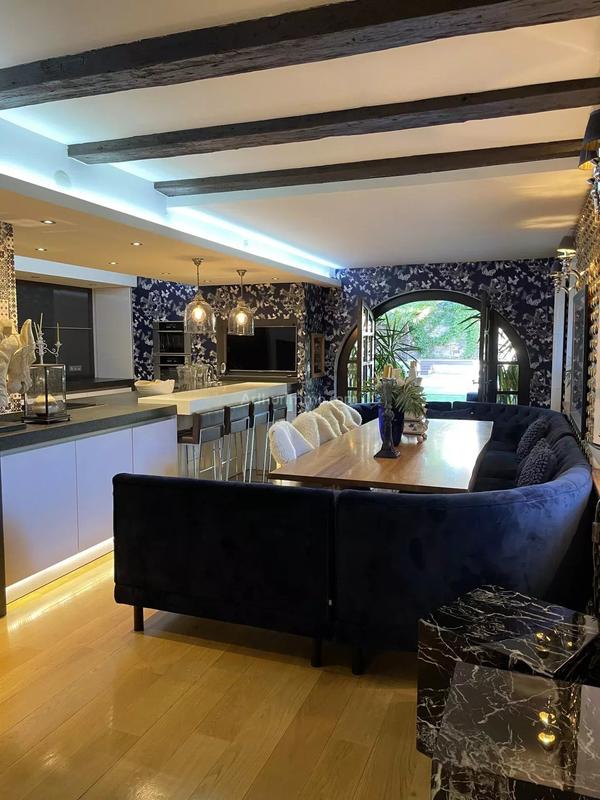 Maison - 650 m² - 11 pièces