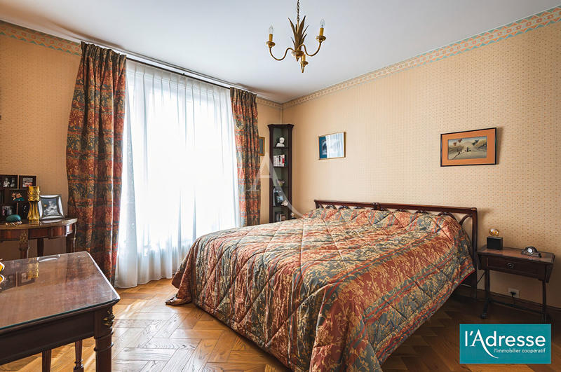 Maison - 208 m² - 10 pièces