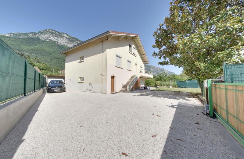 Maison traditionnelle - 228 m² - 8 pièces