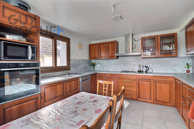 Maison - 225 m² - 8 pièces